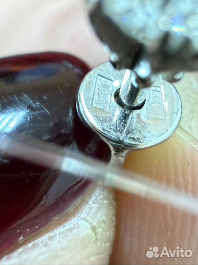 Золотые пусеты с крупными муассанитами