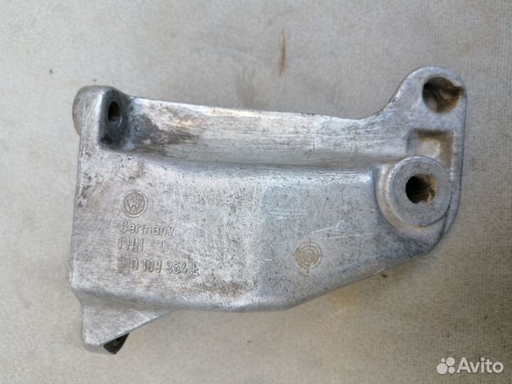 Кронштейн двигателя Volkswagen Golf III/Vento прав