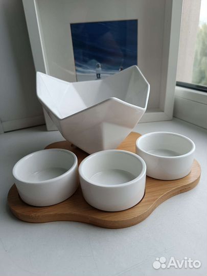 Набор посуды: салатник и ёмкости для соуса. Новый