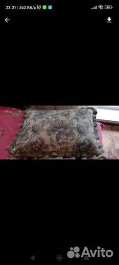 Подушка диванная с цветами