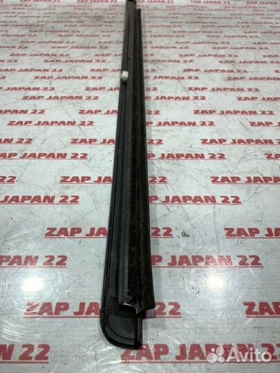 Молдинг стекла передний правый Mitsubishi Delica