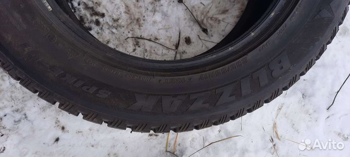 Bridgestone Blizzak Spike-01 235/55 R17