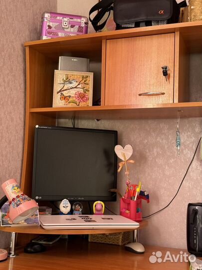 Угловой компьютерный стол со стеллажом