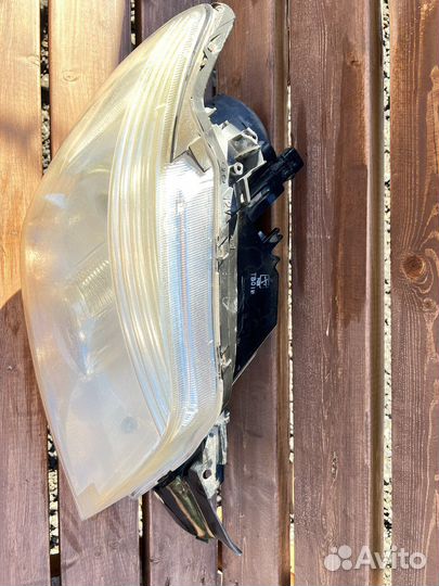 Фара правая на mitsubishi outlander I