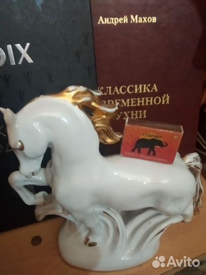 Фарфоровая статуэтка конь златогривый