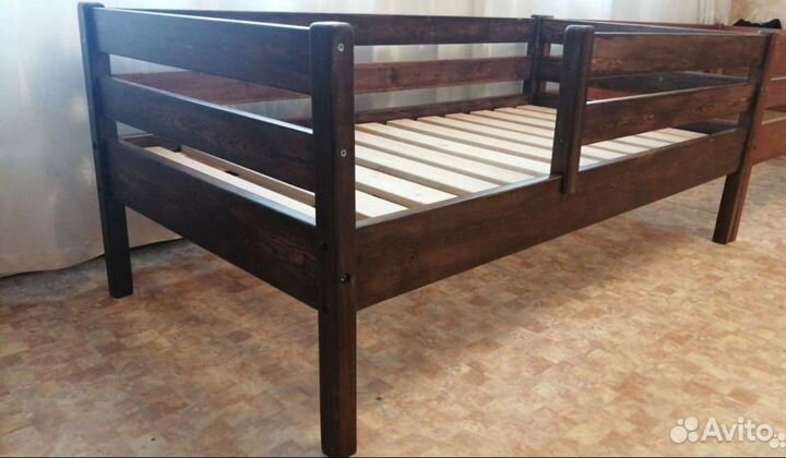 Кровать детская деревянная