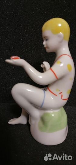 Фарфоровая статуэтка Мальчик с бабочкой