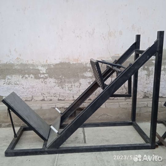 Тренажер для ног и спины