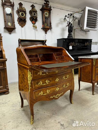 Антикварный секретер в стиле бомбе