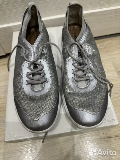 Кроссовки женские