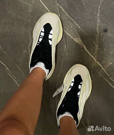 Кроссовки adidas yeezy boost 700