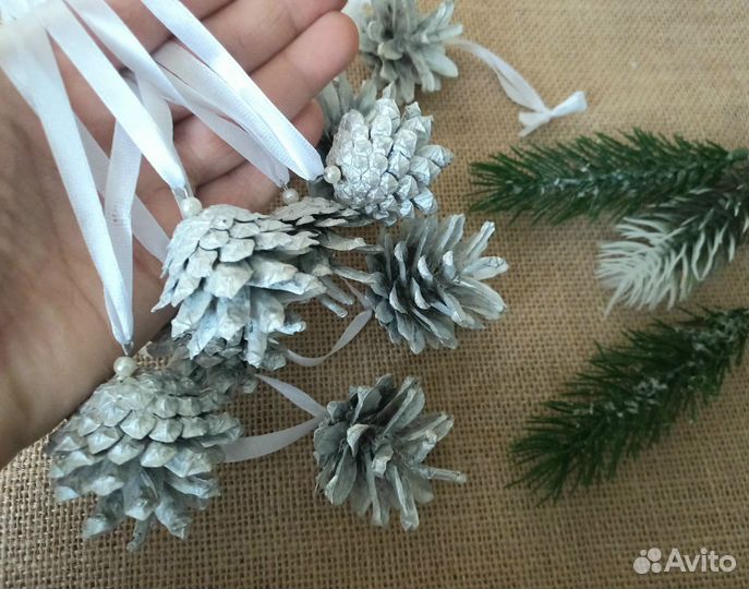 Новогодние игрушки на елку.Из сосновых шишек