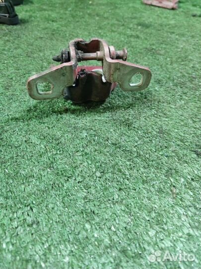 Петля двери Renault Sandero