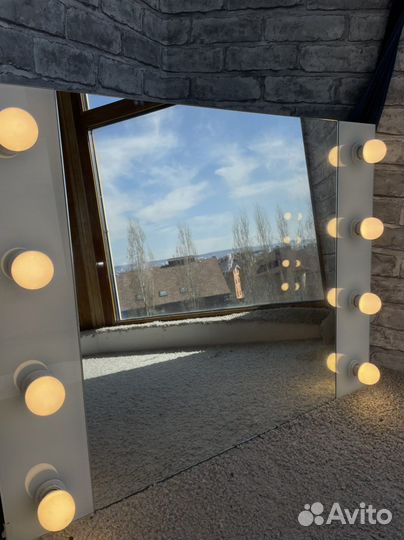 Гримерное зеркало с лампочками