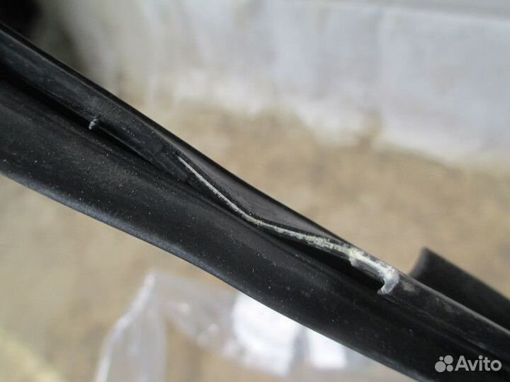 Бархотка стекла двери задней правой наружная VW Ti