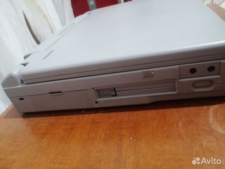 Продам ноутбук Toshiba стоит виндовс 95