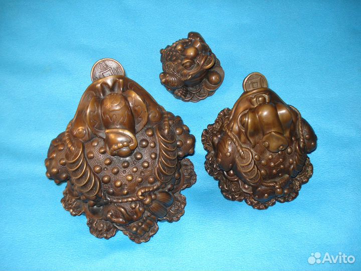 Три крупных Денежные Жабы с Монетками Благосостоян