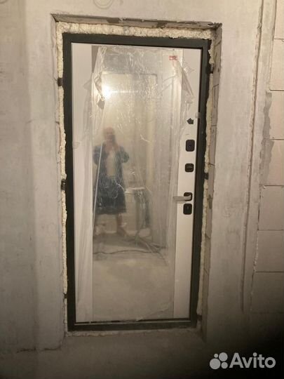 Дверь входная металлическая с зеркалом