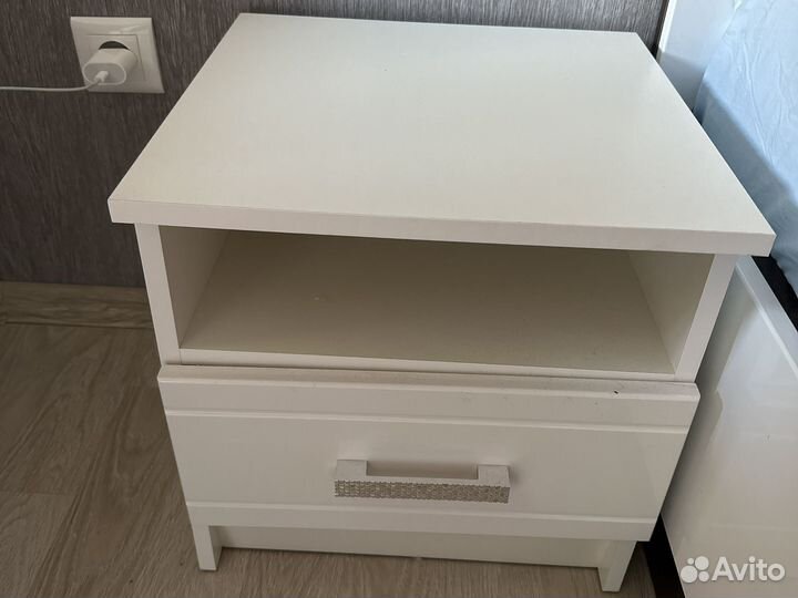 Прикроватная тумбочка белая