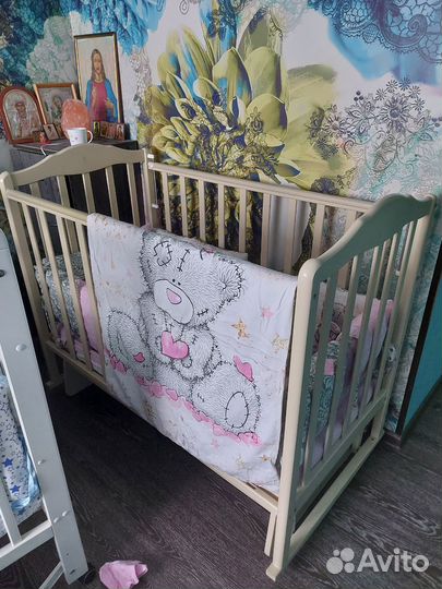 Детская кроватка с маятником