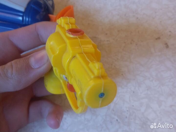 Водные пистолеты и шумелка на велосипед