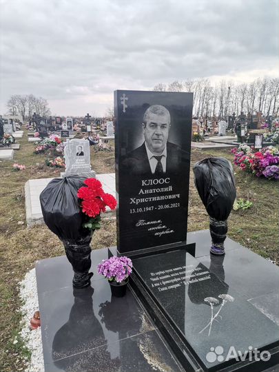 Памятники из гранита + ваза в подарок