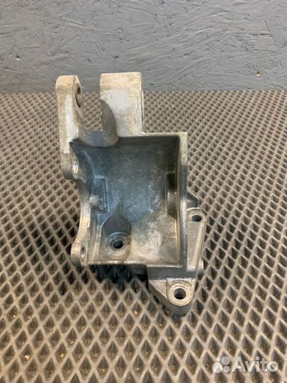 Кронштейн генератора Kia Carnival K5M 2.5 2005
