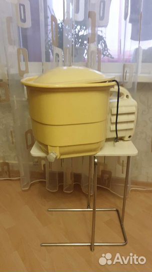 Стеклянная тумба под тв