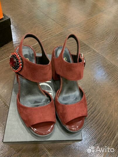 Босоножки новые