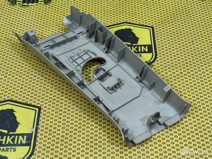 Обшивка стойки центральной верхняя правая