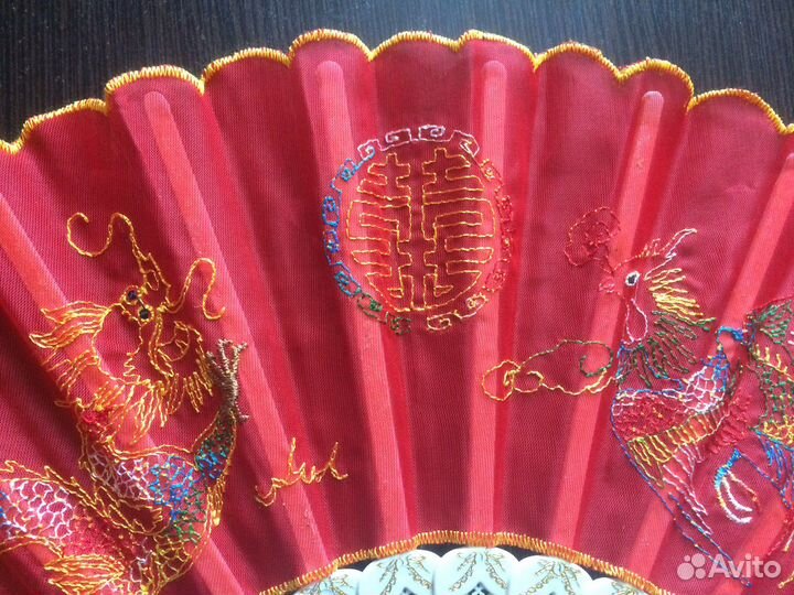 Веер с вышивкой