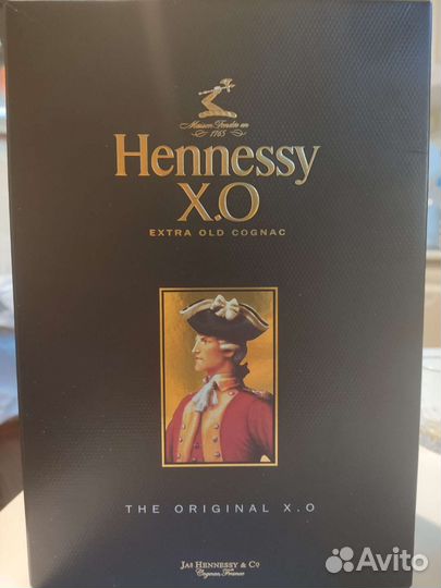 Пустые бутылки из под виски, коньяка