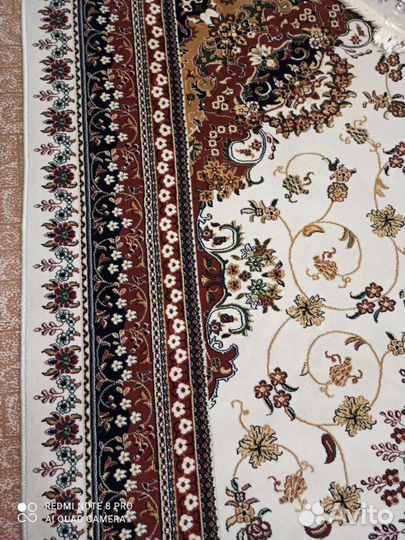 Ковер висел на стене почти Новый