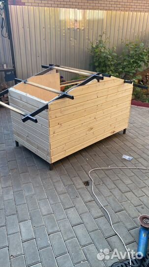 Домик для собаки на металлическом каркасе