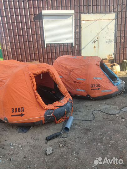 Спасательный плот