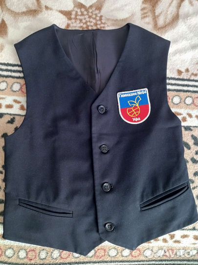 Школьная форма (костюм тройка +новые рубашки) р128