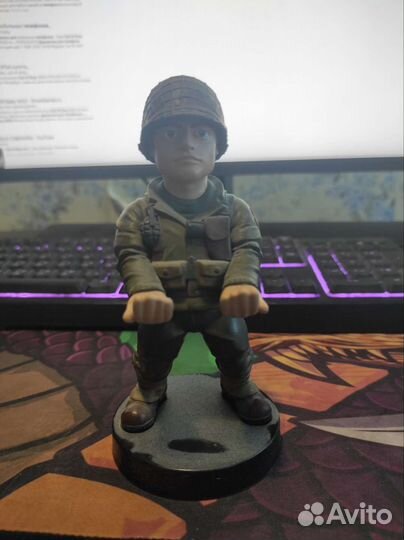 Фигурка держатель для телефона call of duty ww2