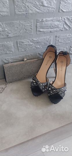 Босоножки черные