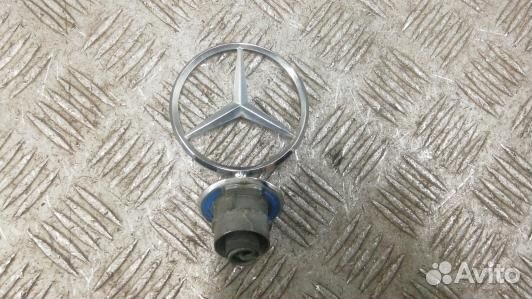 Значок на капот mercedes benz C-class W204 (1OK04D601)