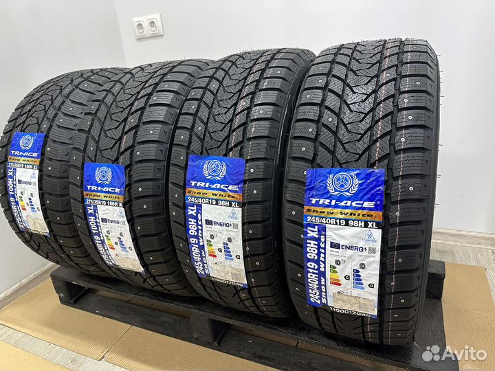 Tri Ace Snow White II Stud 245/40 R19 и 275/35 R19 98H