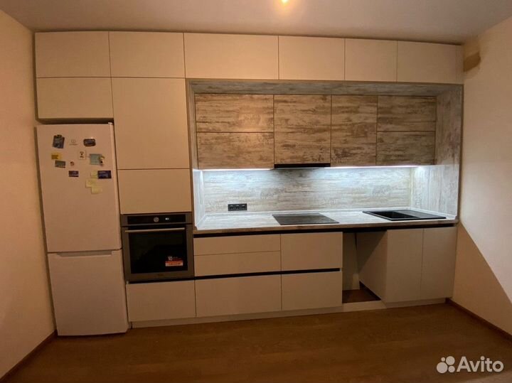 Белый прямой кухонный гарнитур в потолок