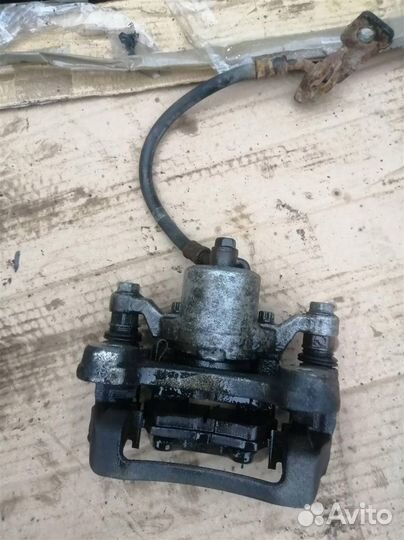 Суппорт тормозной задний левый Hyundai Sonata 6 Y