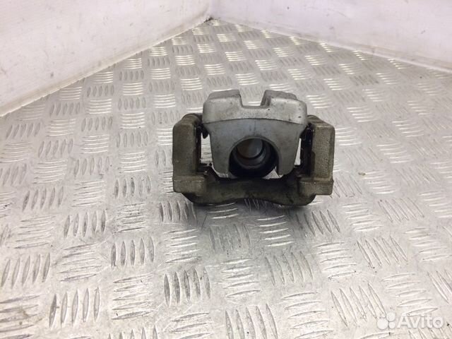 Суппорт тормозной задний левый Toyota Camry V50