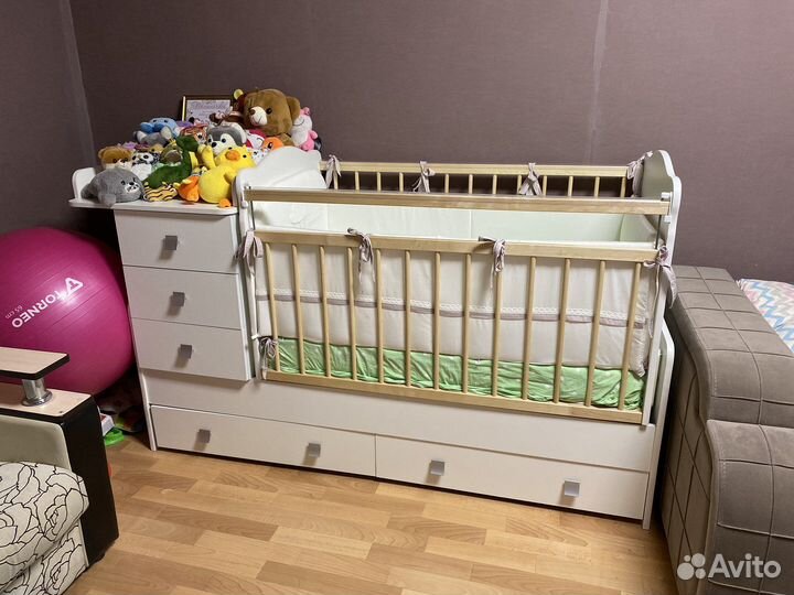 Детская кроватка с маятником и ящиком