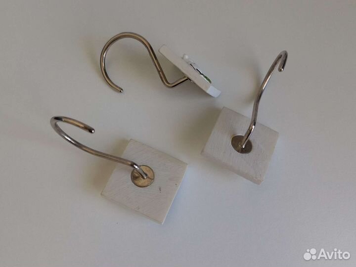 Забавные крючки для штор в ванную