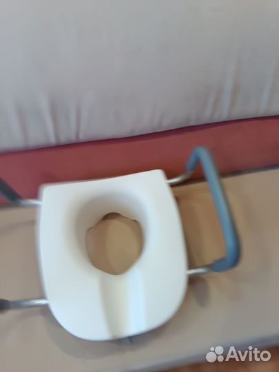 Насадка на унитаз с поручнями