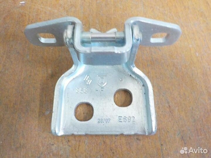 Петля двери рено