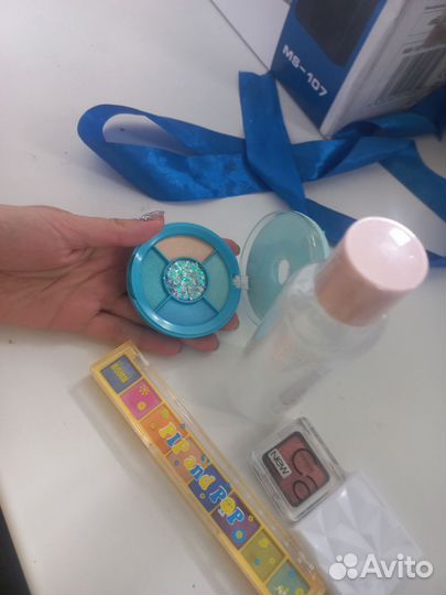 Пакетом не использованная косметика