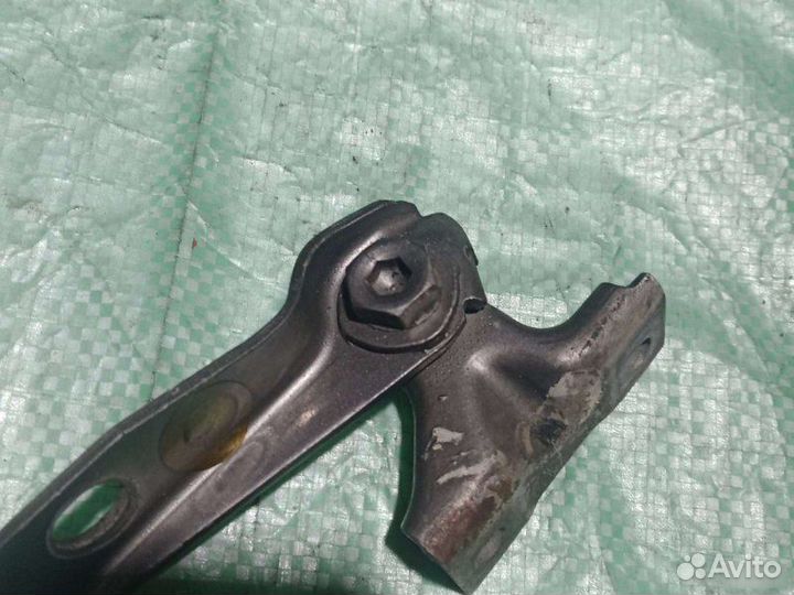 Петля капота правая Audi 80 B3