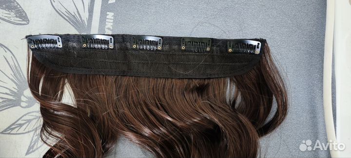 Волосы на заколках шиньон